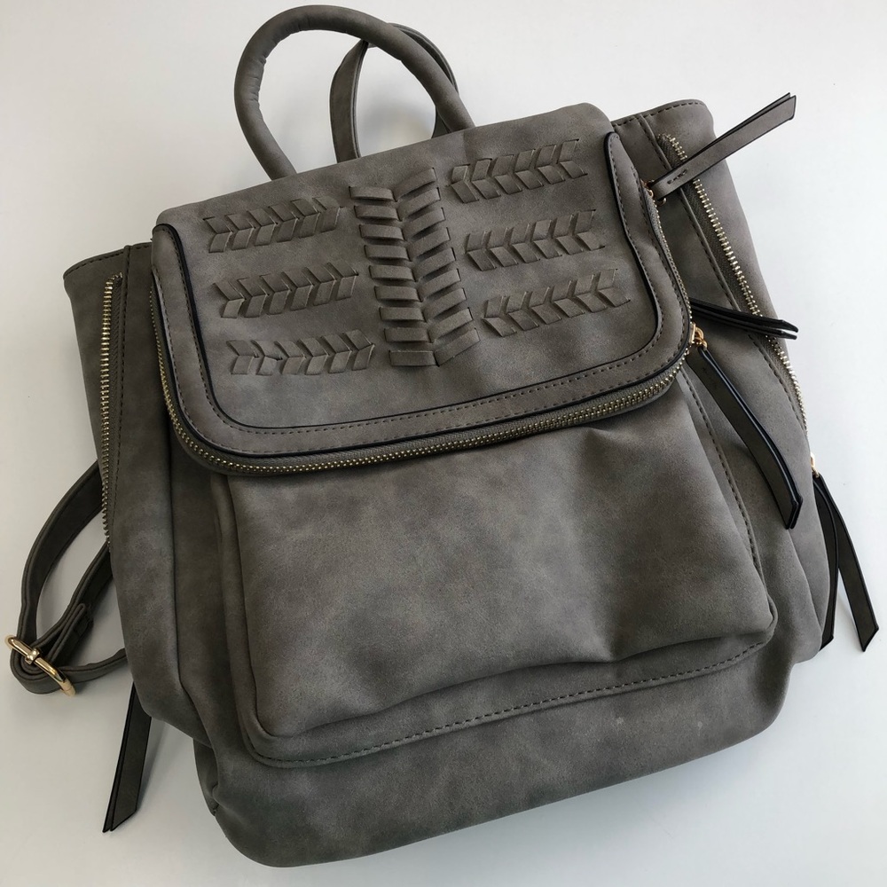 Super adorable gray suede backpack 🤩